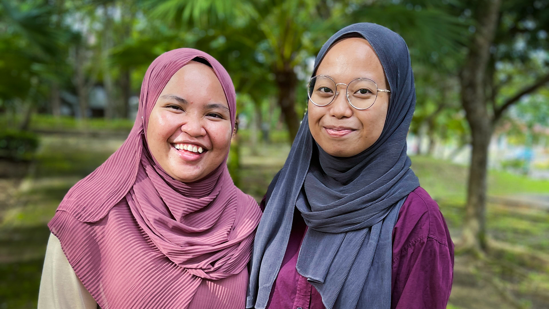 Porträtt av två malaysiska studenter.
