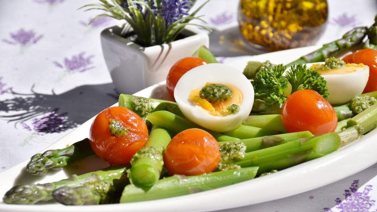 En rätt med sparris på en tallrik. Foto.