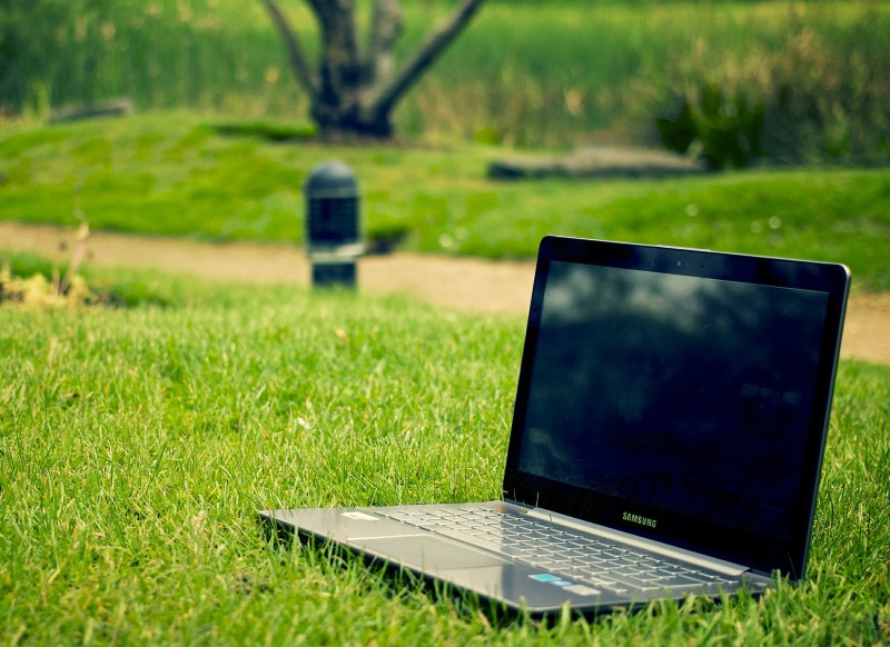 Bärbar dator på en gräsmatta, foto.