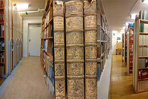 Interiör med bokhyllor i sötvattenslaboratoriets bibliotek, foto.