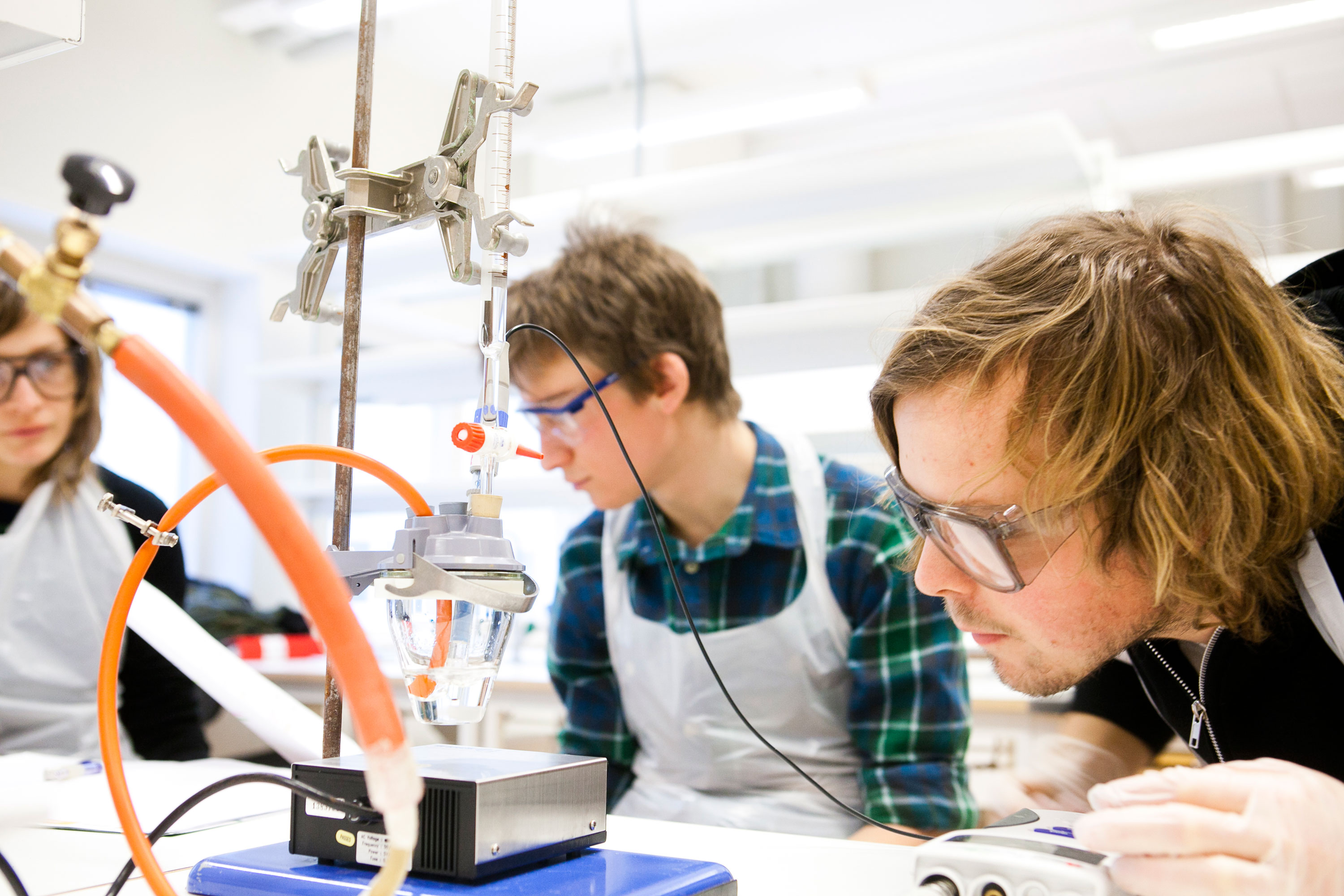 Två studenter arbetar i ett laboratorium, foto.