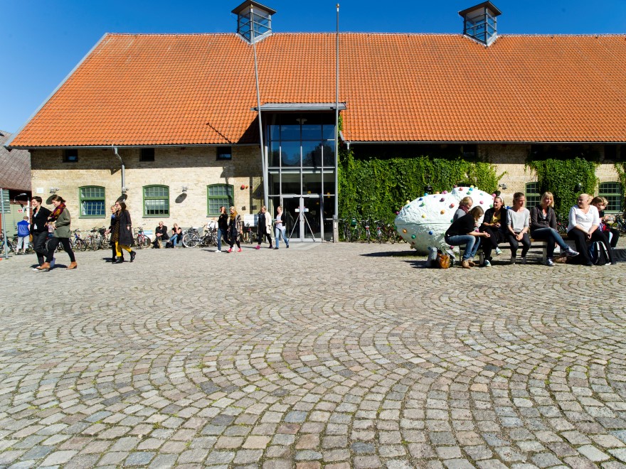 Alnarpsgården, SLU Alnarp. Bobos hjärta skymtar bakom studenterna på bänken. Alnarpsgården, SLU Alnarp. Foto:  Viktor Wrange, SLU