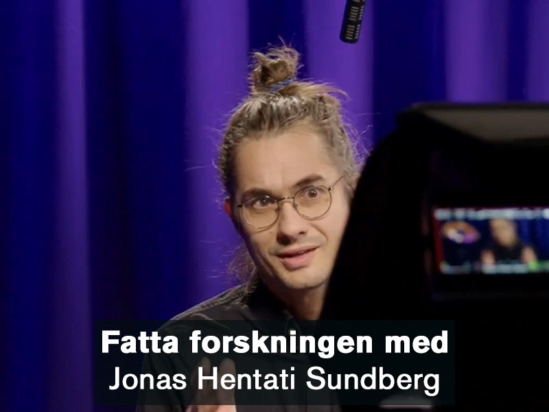 Bild på forskaren Jonas Hentati Sundberg samt en kamera.