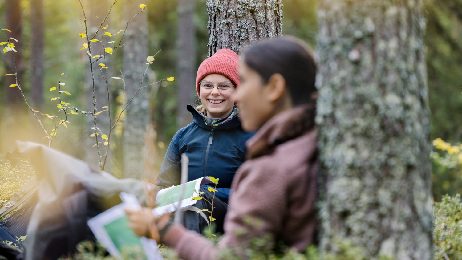 Två kvinnor i en skog. Foto.