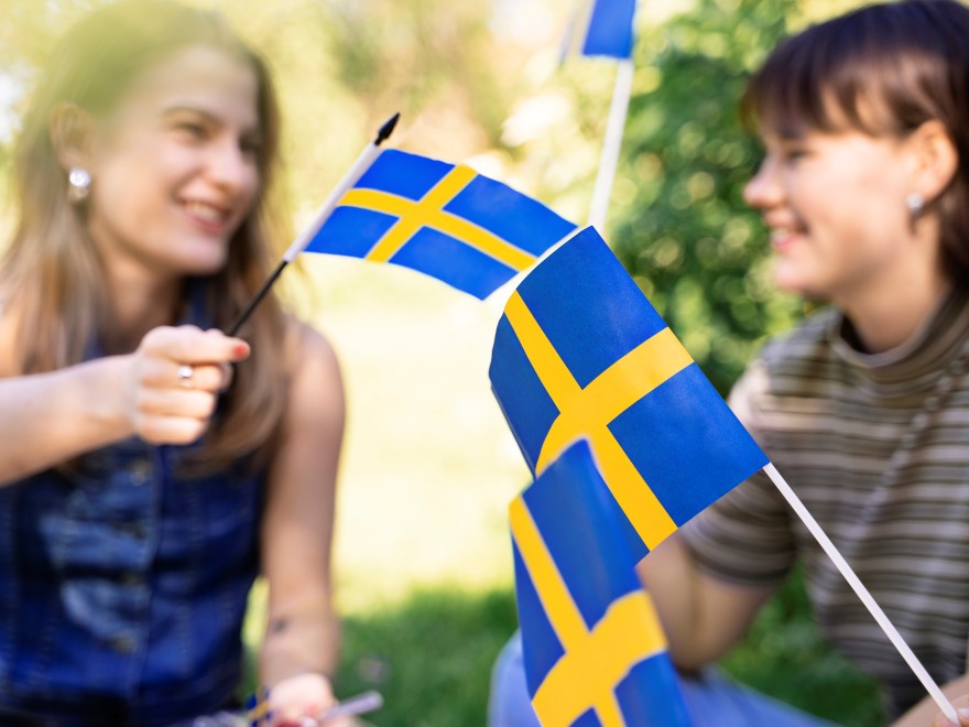 Student with Swedish flags. Credits: lieselotte_van_der_meijs
