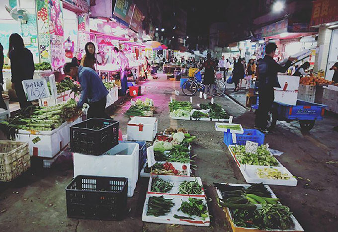 Some of the first-class commercial streets in Shenzhen’s urban villages also provide uncompliant yet flexible and cheap space for informal street markets. 