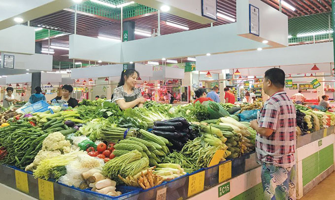 Yangmeigang Village Farmers Market, Longgang district, Shenzhen, 2018, a government built new indoor urban village market to re-organise street vendors into booth rental.