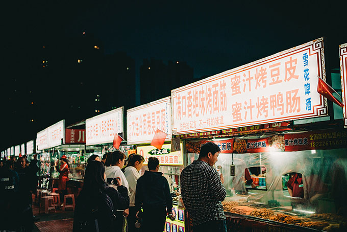 This is a very common snack vendor in China. Dozens or even hundreds of vendors open nightly to form a temporary snack street, hundreds of meters or even kilometers long.