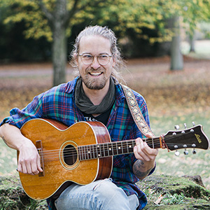 Sebastian Carlsson playing the guitar