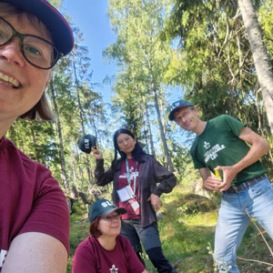 En grupp människor som tar en selfie i skogen. Foto.