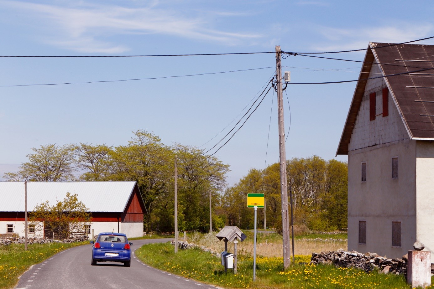 Bil kör på landsväg