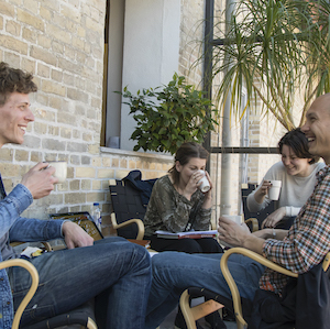 Glada studenter dricker kaffe i biblioteket i Alnarp. 