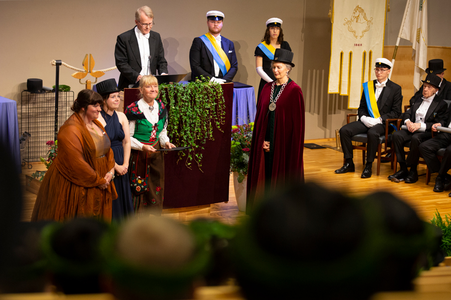 Tre festklädda representanter för KV-DOV tog emot det pedagogiska lagpriset på scenen.