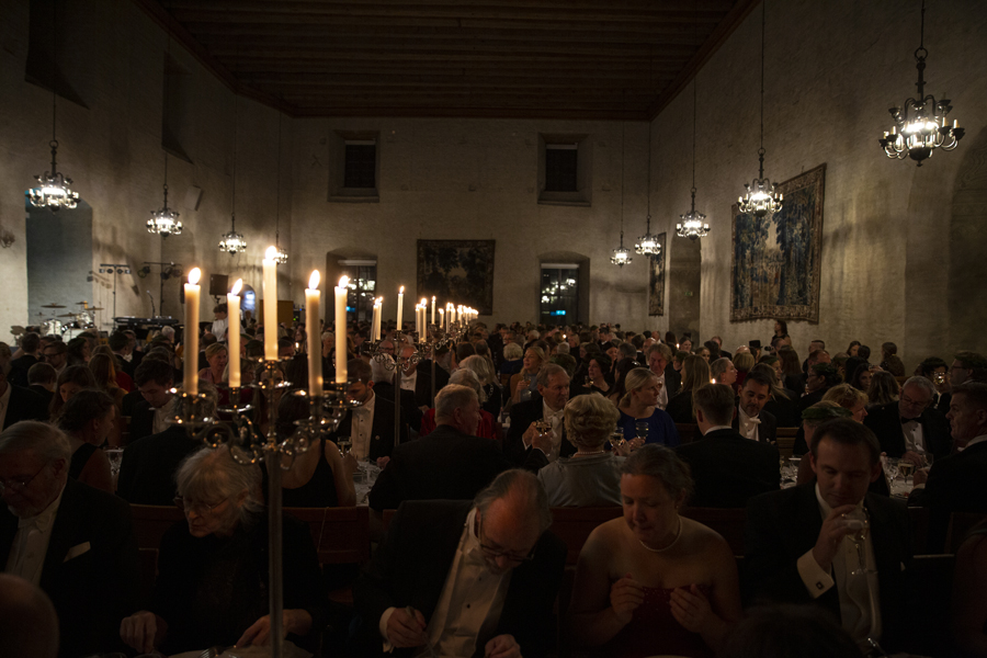 Långbord med kandelabrar vid kvällens bankett i Rikssalen vid Uppsala slott.