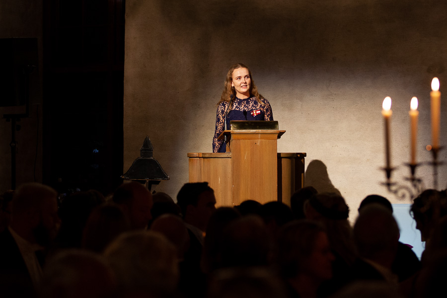 Kvällens toastmaster i Rikssalens talarstol.