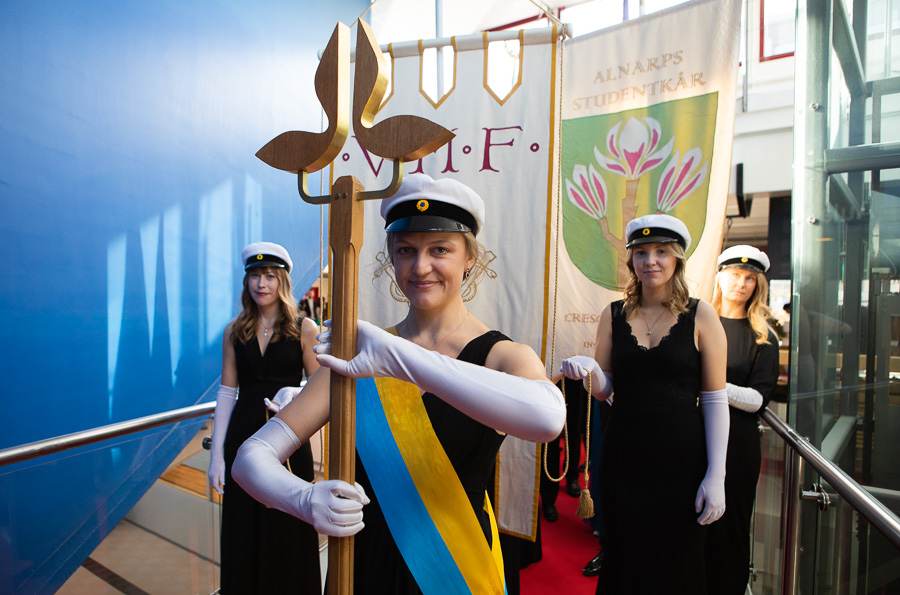 Processionen med studenternas fanborg och övermarskalk Agnes Söderqvist.