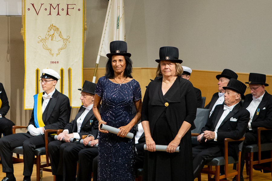 Shakuntala Thilsted och Madeleine Fogde på scen i sina doktorshattar.