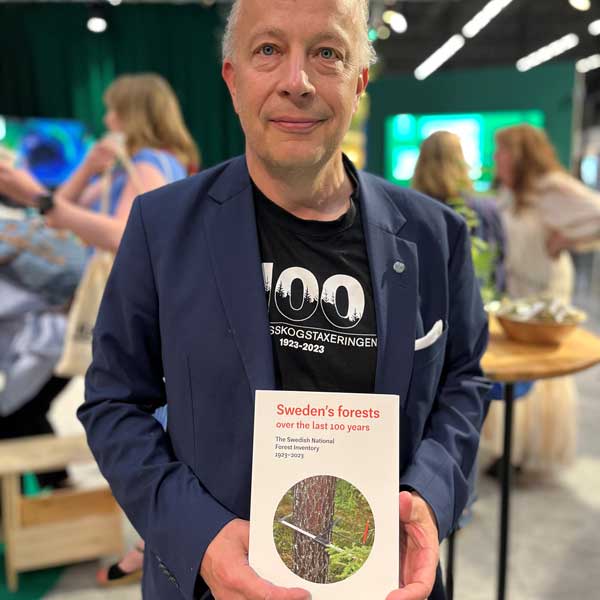 Göran Ericsson, SLU, med bok. Foto.