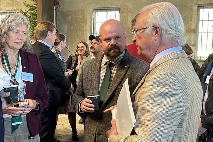 Foto på SLU:s rektor Maria Knutson Wedel i samspråk med Kung Carl XVI Gustaf och landsbygdsminister Peter Kullgren