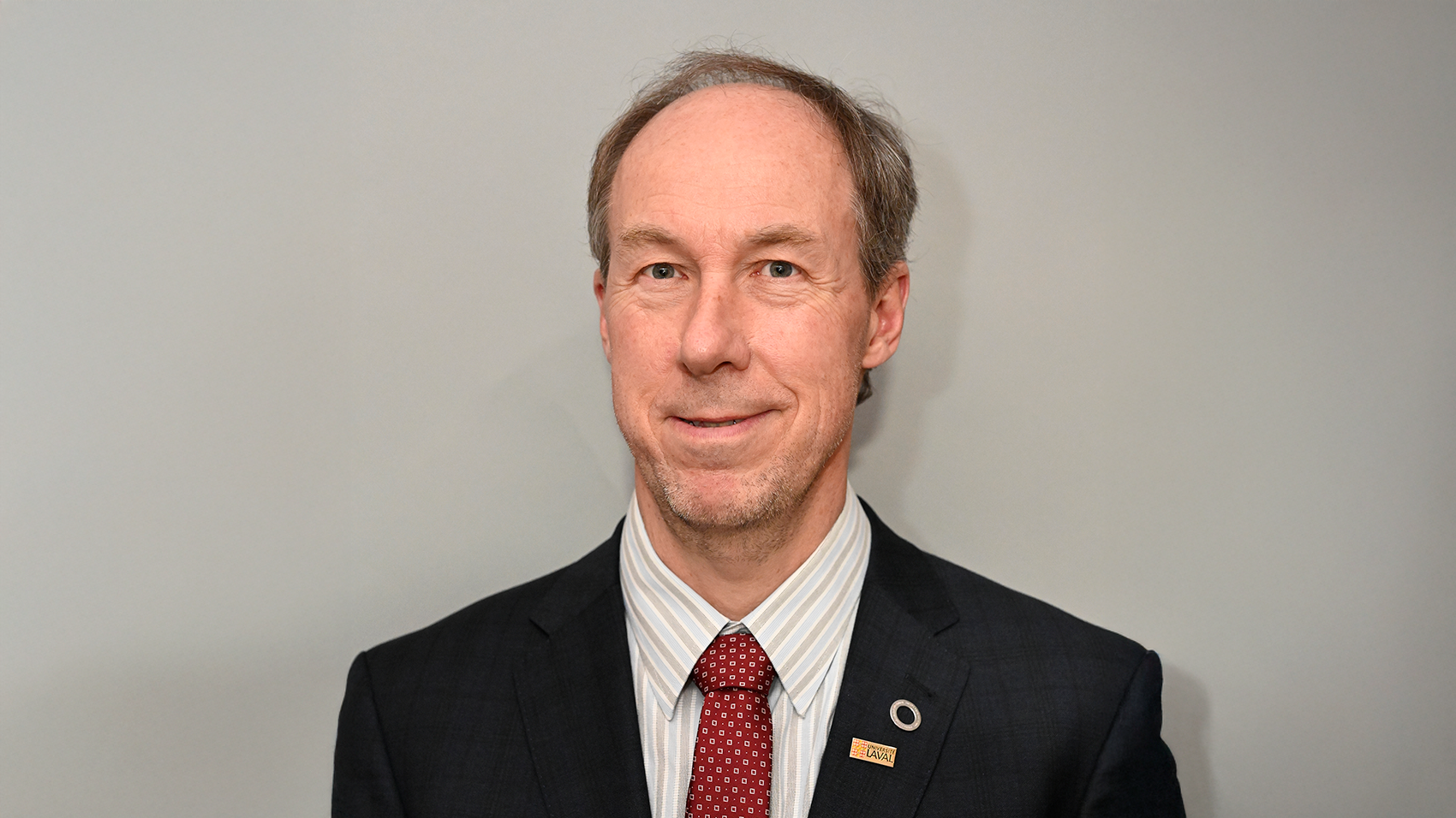 A man in a suit and tie posing for the camera.