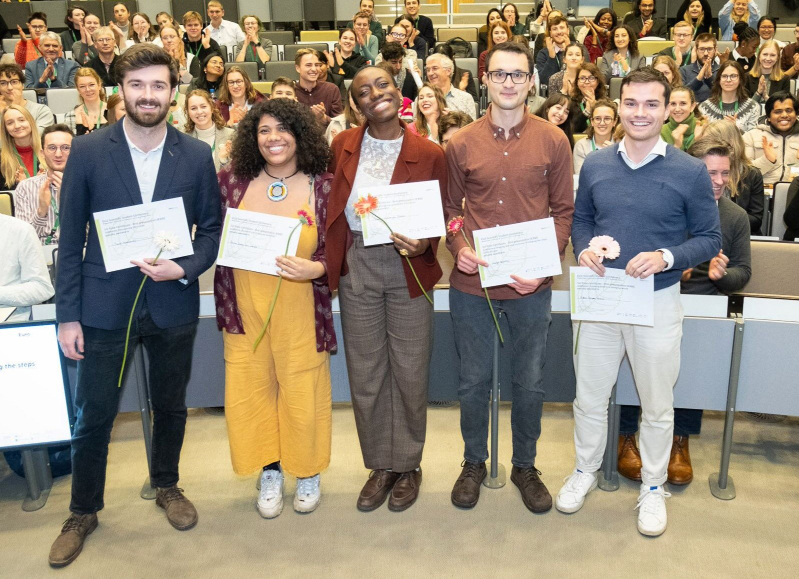 Studenter som vunnit pris för sina examensarbeten. Fotograf Guy Ackermans